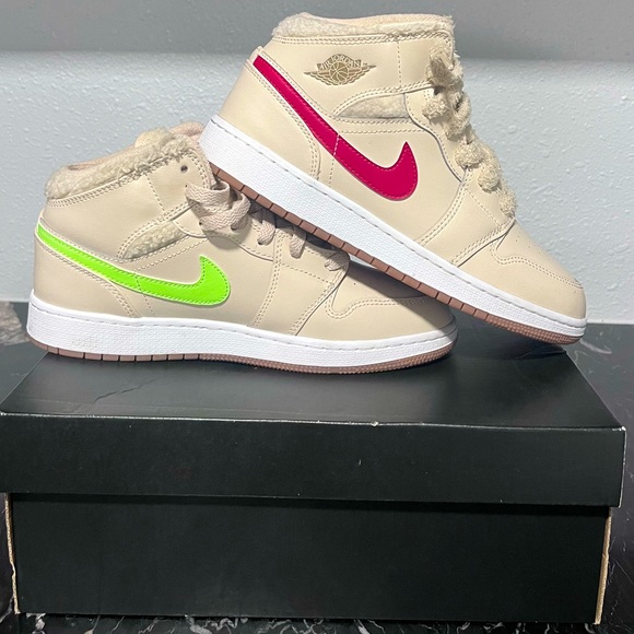 Brand New Air Jordan 1 Mid UTL White/Cream Youth Size 6.5 in Perfect Condition - Picture 2 of 6